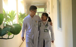Vợ chồng bác sỹ cùng chống dịch COVID-19 ở Quảng Ninh: Không dám hẹn ngày về