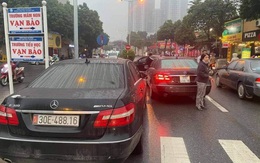 Hai ô tô Mercedes Benz cùng biển số lưu thông trên phố ở Hà Nội