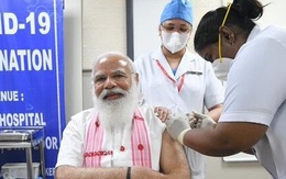 Thủ tướng Ấn Độ tiêm vắc-xin phòng Covid-19