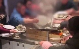 Choáng với cảnh khách Trung Quốc tranh giành đồ ăn buffet 'như đánh trận'