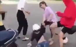 4 nữ sinh đánh bạn dã man giữa đường vì "chuyện tình cảm nam nữ"