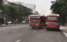 Người dân sợ hãi chứng kiến 2 xe buýt rượt đuổi, chèn ép nhau trên phố