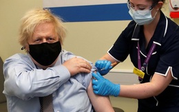 Thủ tướng Anh tiêm liều vaccine AstraZeneca đầu tiên
