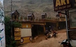 Kinh hãi cảnh nước chảy xiết cuồn cuộn, cuốn trôi xe máy sau trận mưa lớn tại bản Cát Cát, Sa Pa