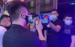 Hà Nội: Chen nhau khai báo y tế để vào quán bar, karaoke trong ngày đầu tiên mở cửa trở lại