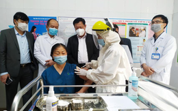 Thứ trưởng Bộ Y Tế Đỗ Xuân Tuyên kiểm tra công tác tiêm vaccine COVID-19 tại Quảng Ninh