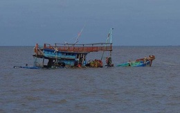 Tàu cá Quảng Bình chìm trên biển do va chạm với tàu chở hàng