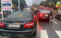 Diễn biến mới nhất vụ việc 2 xe Mercedes cùng biển số, cùng lưu thông trên một tuyến phố ở Hà Nội