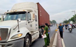 Người phụ nữ bị xe tông chết khi leo qua dải phân cách