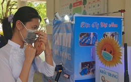 Bộ trưởng GD-ĐT tặng bằng khen cho nữ sinh chế tạo ATM ‘4 trong 1’