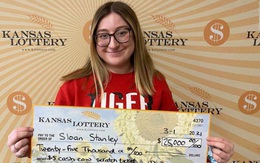 Cô gái trúng 25.000 USD ngay lần đầu mua vé số