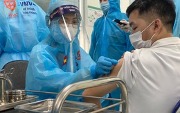 Những người đầu tiên ở Việt Nam tiêm vaccine COVID-19
