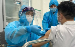 Ngày đầu chiến dịch, 377 cán bộ, nhân viên y tế được tiêm vaccine COVID-19 an toàn