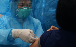 Giây phút đặc biệt của nữ điều dưỡng được tiêm vaccine COVID-19 đầu tiên ở Hà Nội