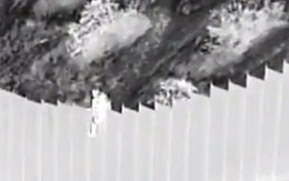 Hai bé gái bị nhóm buôn người thả rơi từ bức tường cao hơn 4 mét ở biên giới Mỹ