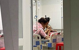 Hình ảnh cặp đôi trẻ trên giường bệnh khiến nữ điều dưỡng thực tập phải ghi lại rồi chia sẻ lên MXH