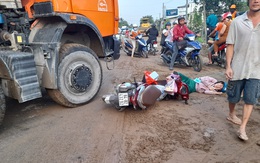 Mẹ bị xe ben cán nát chân, con gái gào khóc thảm thiết