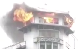 Khách sạn Đồng Khánh ở TP.HCM bốc cháy dữ dội trong cơn mưa lớn