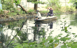 Người đàn ông U70 hàng ngày làm việc "bao đồng" trên con rạch đen ngòm