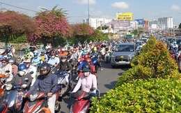 Ảnh: Cửa ngõ vào trung tâm Sài Gòn ùn tắc không lối thoát, ô tô và xe máy chen nhau dàn hàng kín mặt đường