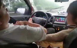 Tài xế ngả lưng ghế, dùng chân điều khiển ô tô, tay thì âu yếm bạn gái ngồi bên cạnh