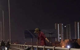 Ớn lạnh 1 người treo lơ lửng ở lan can cầu Đồng Nai lúc nửa đêm