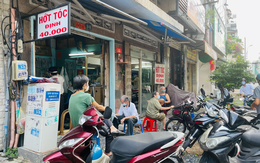 Người dân Sài Gòn háo hức xếp hàng đi cắt tóc