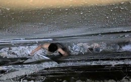 Hé lộ nguyên nhân "gây sốc" vụ người đàn ông "bỗng dưng" mắc kẹt giữa khe tường