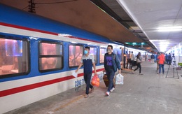 Hình ảnh chuyến tàu khách Bắc Nam đầu tiên về ga Hà Nội sau nhiều ngày gián đoạn