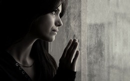 Đang làm việc thì đột ngột dừng lại nhìn chằm chằm vào đồ vật nào đó, biểu hiện bệnh gì?
