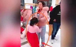 Thấy con gái liên tục gào khóc rồi đá vào chân mẹ, bố làm 1 việc khiến mọi người xung quanh vỗ tay tán thưởng