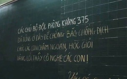 Bất ngờ những dòng chữ 'bí ẩn' trên bảng trong lớp học đóng kín mùa dịch