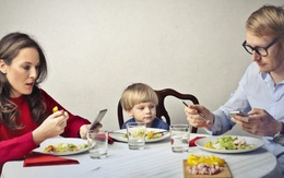 Phụ huynh tay không rời điện thoại kể cả khi ngồi ăn khiến con cái gặp phải vấn đề nghiêm trọng này
