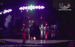 Dừng chờ đèn đỏ giữa trời mưa, một người đi xe máy bất ngờ bị ô tô hất văng kinh hoàng