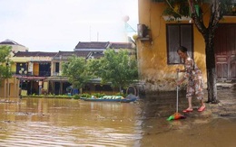 Những hình ảnh đau lòng ở Hội An: Vừa đìu hiu vì dịch COVID-19, phố cổ lại chìm trong nước lũ