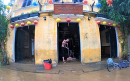 Người dân Hội An tất bật dọn dẹp bùn non, rác thải sau lũ để đón du khách trở lại