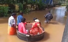 Cô dâu, chú rể... bơi nồi đến đám cưới