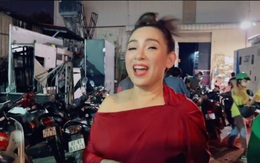Clip quay lén thái độ của cố ca sĩ Phi Nhung với túi quà "rẻ bèo" được tặng sau đêm diễn khiến người hâm mộ xót xa