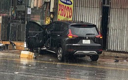 Kinh hoàng: Người phụ nữ đi ngược chiều bị ô tô đâm bắn văng lên vỉa hè