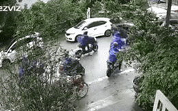 Ô tô lùi tông thanh niên đi xe máy, người dân kinh hãi chạy thoát thân