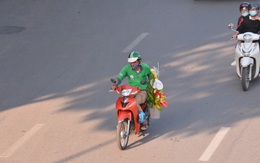 Shipper hoa tất bật khắp đường phố trong ngày Phụ nữ Việt Nam