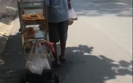 Vợ mất, ông lão lủi thủi đẩy xe bánh dạo mưu sinh sau giãn cách: Lời chia sẻ khiến tất cả rưng rưng