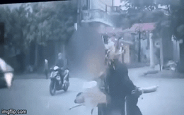 Cô gái vừa đi xe đạp điện vừa uống trà sữa, cái kết đâm thẳng vào ô tô khiến nhiều người lắc đầu ngán ngẩm