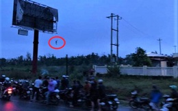 Nam thanh niên chết trong tư thế treo lơ lửng trên trụ biển quảng cáo cách mặt đất 10 mét