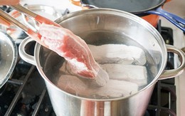 Nhiều người đem chần thịt lợn qua nước nóng để loại bỏ chất bẩn: Chuyên gia nói 'sai lầm tai hại'