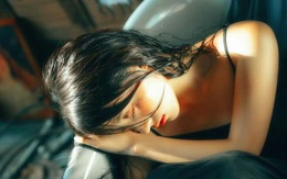 Em trai tôi dẫn bạn gái về ra mắt, vừa nhìn xuống chân cô gái đó, chồng tôi tái mét mặt mũi