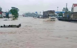 Mưa lớn, đường Quốc lộ 1A qua Hà Tĩnh bị ngập sâu