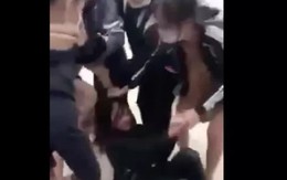 Xôn xao clip một nữ sinh bị nhóm bạn liên tục giật tóc, đạp vào mặt