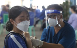 Hàng ngàn học sinh háo hức trong ngày đầu tiên tiêm vaccine phòng COVID-19