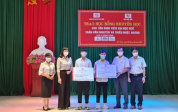 Đại học Huế trao học bổng cho hai sinh viên mồ côi ở Hà Tĩnh